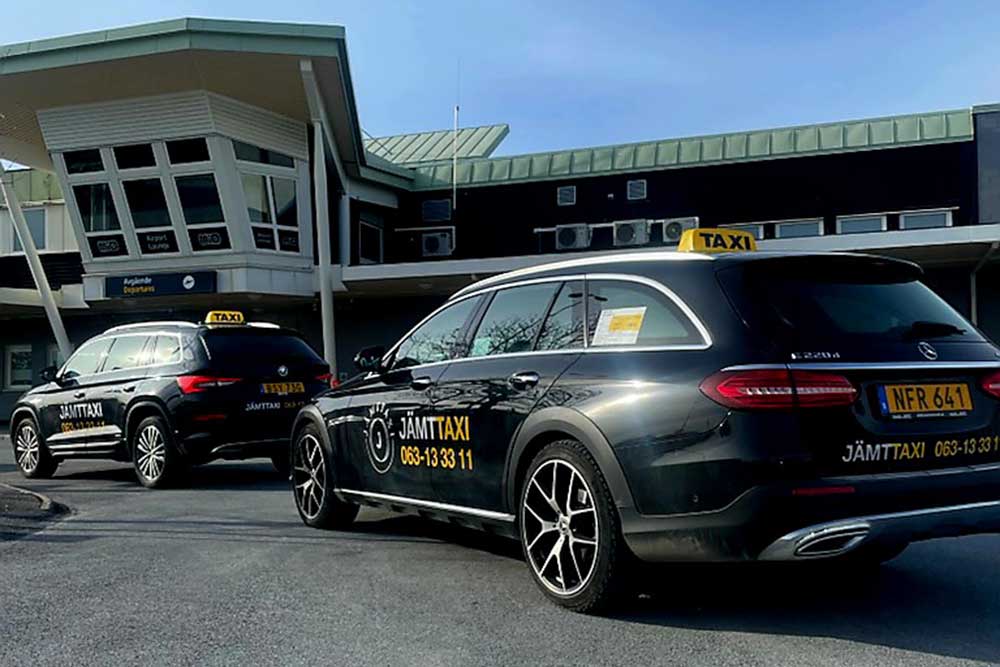 Två taxibilar som står på rad